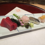 新宿割烹 中嶋 - お造りは左からマグロ、星鰈、しんこの握り、焼き鱧と梅肉味噌。