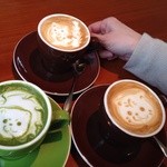 プリマベーラ - デザインカプチーノと抹茶ラテ