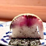 多仁本 - 鼈の前に少し前に巻いた鯖棒鮨　海苔にも巻いて頂きます　鯖の旨味が滲み出できますよ♫
