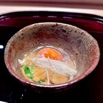 多仁本 - 先付けは雲丹と温泉玉子、山芋、オクラ　酸味の効いた出汁が旨い♫