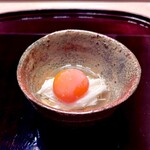 多仁本 - 先付けは山芋と鮮やかな色の温泉卵　美味しい♫