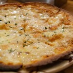 じじ - あん肝バターのおつまみガーリックピザ