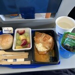 BURGER KING - 　帰りの機内食は、クロワッサンサンドとフルーツサラダでした♪  ハムと目玉焼きが挟んであり、チェダーチーズがお皿に流れるほど、たっぷりでした！　美味しかった〜(^｡^)