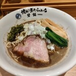 焼きあご煮干しらぁめん 碧猫 - アオサ、玉ねぎ、メンマ、チャーシュー、麺完食後のスープ割したスープをレンゲにすくい卓上の果実酢、七味、ブラックペッパーで味変しながら楽しむのがマイルール