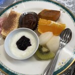 旅館　南荘 - 朝食の際のデザート　栗の渋皮煮とチーズケーキお勧め