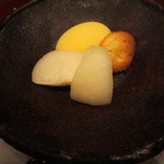 新宿割烹 中嶋 - 梨にトウモロコシのアイス、生姜のクッキーです。サッパリとでも体が冷え過ぎない様に配慮もされています。