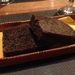 楽の蔵　レストランChez tomo. - 黒ゴマのパン