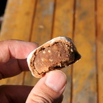 和泉屋傳兵衛 - ”ころころくるみ”クルミやアーモンド、ナッツなどの木の実をハチミツと水飴でまとめ、シナモン風味の皮で包み込んだ一品