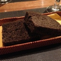 楽の蔵　レストランChez tomo. - 黒ゴマのパン
