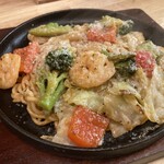 urabon'e - 海老と夏野菜のビスクソース焼きそば 1408円