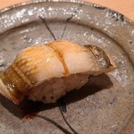 鮨 さかい - ㉓蒸し真穴子(長崎県対馬列島産)
      産卵は初夏～初秋、旬は夏～秋
      脂がのり味わいが深い、フワフワと軟らかく、口の中に入れた瞬間にシャリがほどけ、一気に拡がる旨み、ツメも濃過ぎず軽やかな後味