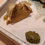 鮨 さかい - ④酒蒸し黒鮑(佐賀県唐津産、雌)、肝ソース添え
      産卵は秋～冬、旬は初夏～夏
      厚みのある切り分け、弾力がありつつも軟らかい、4時間位の蒸し時間かな？
      旨みと甘みが抜群、肝ソースの磯の香りも良い