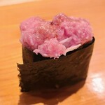 鮨 さかい - ⑤葱トロ(青森県大畑産、やま幸、179kg、延縄)軍艦巻き
      脂がのった中落ちを葱と山葵と合わせ、お凌ぎなのでシャリコマは小さめ
      脂の旨みを感じさせつつスッキリとした後味