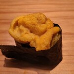 鮨 さかい - ㉑蝦夷馬糞雲丹(北海道浜中産)軍艦巻き
      産卵は夏～秋、旬は初夏～夏
      雲丹を頂く時はは5秒ホールド
      ハッキリとした甘みと濃いめの旨み、微かに残る複雑な後味に余韻を感じます