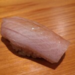 鮨 さかい - ⑭寒鰤(北海道噴火湾産)
      産卵は冬～初夏、旬は秋～冬
      寝かせにより活かったハリは無く、まったりとした舌触り、脂のりも良く明確な旨みがあり、蕩けて消えていきます