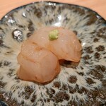 鮨 さかい - ⑥牡丹海老(正式名:富山海老、北海道増毛産)
      産卵は秋～春、旬も包卵する秋～春
      全て雄で誕生、5年で性転換し全て雌になる
      身はプリプリとしつつもねっとり食感、甘みも強く旨みもしっかり