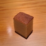 鮨 さかい - ㉕玉(芝海老と大和芋の擂り身入り)
      芝海老の摺り身と大和芋が入り、ふっくら&しっとりとした焼き上がり、穏やかな甘さが印象的です