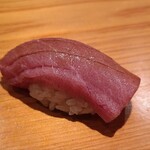 鮨 さかい - ⑯本鮪中トロ(青森県大畑産、やま幸、179kg、延縄)
      秋の青年期の本鮪、腹上一番の脂の軽やかさと深くなりつつある脂のコクが季節の移り変わりを感じさせます 