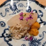 鮨 さかい - ②解し毛蟹(北海道噴火湾産)&蝦夷馬糞雲丹(北海道浜中産)、泡立てた甘酢ジュレ掛け、紫蘇穂花載せ
      親蟹から若蟹に旬が移り、軟らかく軽やかな旨み、蝦夷馬糞雲丹の濃厚な旨みと共に楽しみます