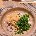 鮨 さかい - ⑦虎河豚(佐賀県唐津産)、鮟肝(島根県産)の肝酢掛け、刻み芽葱添えて
      虎河豚は体脂肪が低くアミノ酸の旨み、そこに裏漉し鮟肝のトロトロなコクと濃厚な旨みを加え、インパクトを残します