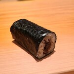 鮨 さかい - ㉔干瓢巻き
      干瓢巻が登場すると「幸せな時間の終演」を感じ切なくなります
      海苔の薫りが素晴らしく、赤酢のシャリの美味しさを素直に感じ取れます 