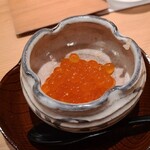 鮨 さかい - ①生イクラ(北海道標津産)のマイクロ丼
      白鮭(日本は白鮭)の魚卵《イクラはロシア語》、玉子のコクのある旨みが良い、薄皮が軟らかく鮮度の良さを物語っています
      水温上昇で樺太鱒に生存競争に負け個体数激減