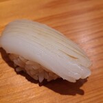 鮨 さかい - ⑩障泥烏賊(長崎県五島列島産)
      産卵は春～初夏、旬は初春～夏、寿命1年
      3日寝かせですが微かな張りを残した仕込み
      低脂肪なのでアミノ酸の旨みが主体ですが、冬は少し脂が増すのか味わいが強くなります
