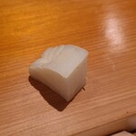 鮨 さかい - ㉒べったら漬け、削り黄柚子皮掛け
      甘過ぎず爽やか、少し舌をリセット 
      大根に含まれる消化酵素のジアスターゼが胃袋を軽くしてくれます