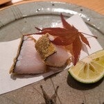 鮨 さかい - ⑧炭火炙り藁で燻した秋鰆(長崎県対馬列島産)の微細パン粉薄衣揚げ、酢橘添え
      秋鰆は軽めの寝かせで溶けるような舌触り、藁の燻香、微細パン粉の衣で極軽のサクッと食感
      加熱により脂を活性化、旨みが拡がります