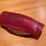 鮨 さかい - ⑮本鮪赤身(青森県大畑産、やま幸、179kg、延縄)
      日本近海本鮪の産卵は春～夏、旬は初秋～冬
      軽くサシが入り状態が良い、赤身独特の風味があり、軽めの漬けで酸味が程好く旨みはありますがサッパリ