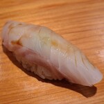 鮨 さかい - ⑪松皮鰈(別称:王鰈、北海道産)
      産卵は春～初夏、旬は晩夏～冬
      鮃に負けない程に脂がのり美味しいことから鰈の王様と言われるが、名に劣らぬ味わい
      透明感のある白身で旨みと甘みがあります