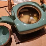 鮨 さかい - ⑨九絵(長崎県壱岐列島産、17kg)&松茸(中国産)&銀杏(熊本県玉名産)の土瓶蒸し
      九絵は脂がのり旨みがあり、中国産ですが松茸は香りがあり、シャキシャキ食感も楽しめました