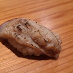 鮨 さかい - ⑲炭火炙り北寄貝(北海道産)、黄色橙(鹿児島県産)果汁掛け
      産卵期は初夏～夏、旬は秋～春
      大きなサイズ、炭火炙りで芳ばしく、裏のモフモフ食感と身のコリ感、癖がなく旨みもあり楽しい