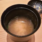 鮨 さかい - ⑳お味噌汁
      魚のアラで出汁を取るのですが、臭みが出易いので普通は焼いてから出汁を取るのですが、鮨さかいサンでは洗いで細かな血などを徹底的に取り除くそう、透明感のある深い旨みが良い