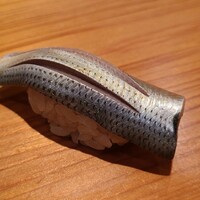 鮨 さかい - ⑫小鰭(熊本県天草産)
                    産卵は春、旬はそれぞれ、小鰭は夏、寿命3年
                    塩振りと〆具合は旨みと香りのバランスが取れていて好きです
                    魚の成長度合いによって塩振り量が変わる熟練の技が必要なネタ