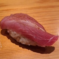 鮨 さかい - ⑰本鮪大トロ(青森県大畑産、やま幸、179kg、延縄)
                    切り置きし室温に馴染ませているので口溶けが円やか、華やかでコクのある脂の旨み、口腔内でネタと同時にシャリも解け、ネタと技術が渾然一体となってます