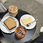 No. - 外のベンチで。