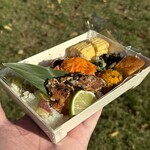 カカトハコ - 季節のお弁当(さつまいもご飯、野菜たっぷりつくね、魚の竜田揚げ、kakaのだし巻き玉子、なばなとごぼうの胡麻和え、人参とみかんのラベ、南瓜とチーズのサラダ、ひじきの煮物に柿のひとくちケーキ)