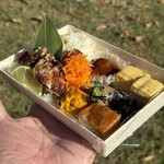カカトハコ - 季節のお弁当(さつまいもご飯、野菜たっぷりつくね、魚の竜田揚げ、kakaのだし巻き玉子、なばなとごぼうの胡麻和え、人参とみかんのラベ、南瓜とチーズのサラダ、ひじきの煮物に柿のひとくちケーキ)
