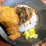 カリービストロ LAMP - ホロホロピーフとフライドオニオンがオンザライス♪ターメリオニオンもナイス♪肉屋のメンチが品切れなのでポークカツに♪悪いね(⁠人⁠´⁠∀⁠´⁠)⁠