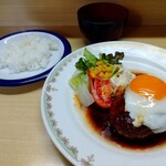 ジェンティール - ハンバーグには目玉焼きが乗っていました。ご飯は少なめにしています。