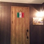 ピッツェリア カンタナポリ - トマト（赤）バジリコ（緑）モッツァレッラチーズ（白）なんだそうです