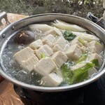 そば処 湧水 - 湯豆腐のとうふを一口サイズにして煮込むｗ