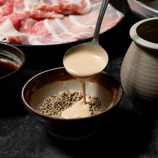 創業から50年変わらぬ、店内仕込みの「秘伝のゴマだれ」。