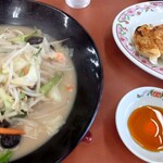 餃子の王将 - 料理写真:チャンポン 803円、餃子341円