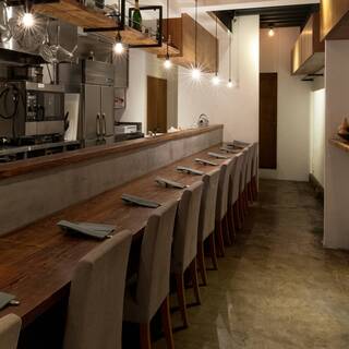 臨場感あるオープンキッチンが魅力◆気軽に立ち寄る大人の隠れ家