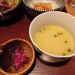 やきとり 荒木山 - 漬物、鶏スープ