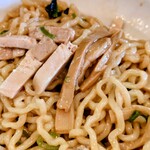 月麺 - 噛むたびに広がる香りとコク、混ぜるごとに深まる旨味
      ラーメンのスープに頼らず、これだけの満足感を生み出せるのは本当にすごい！