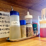 月麺 - 卓上の調味料