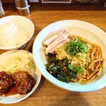 月麺 - 油そば大盛　880円
                                Cランチ(タレ唐揚げ2個、小ライス)　250円